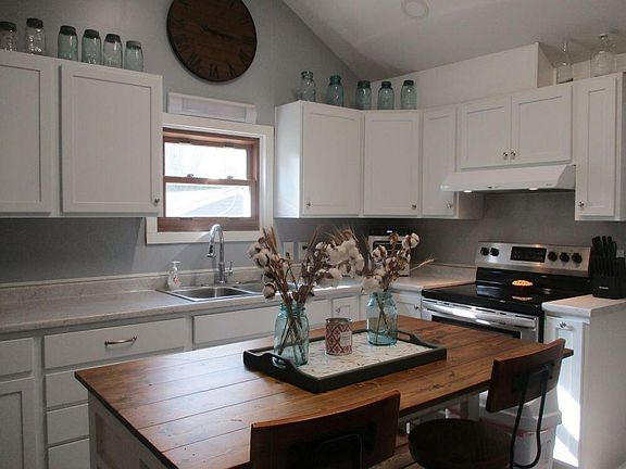 4th image of 412 N Swan St
