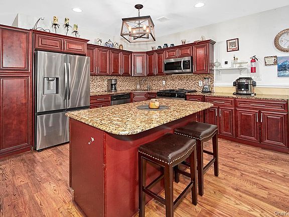5th image of 833 E 229th Street