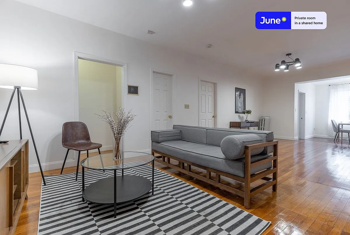 Queen bedroom in 4 bed/2 bath home in Brighton #368 C — Photo 4