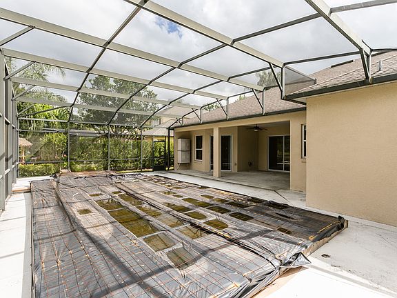 4th image of 385 Twelve Oaks Dr