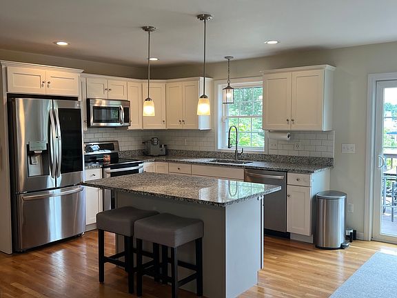 5th image of 70 Lakeside Ave