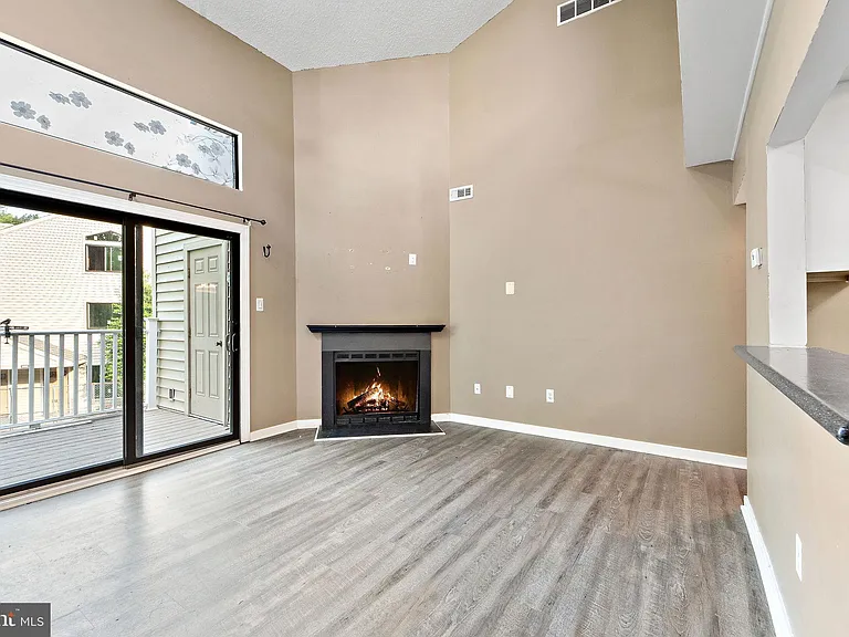1512 Roberts Way — Photo 6