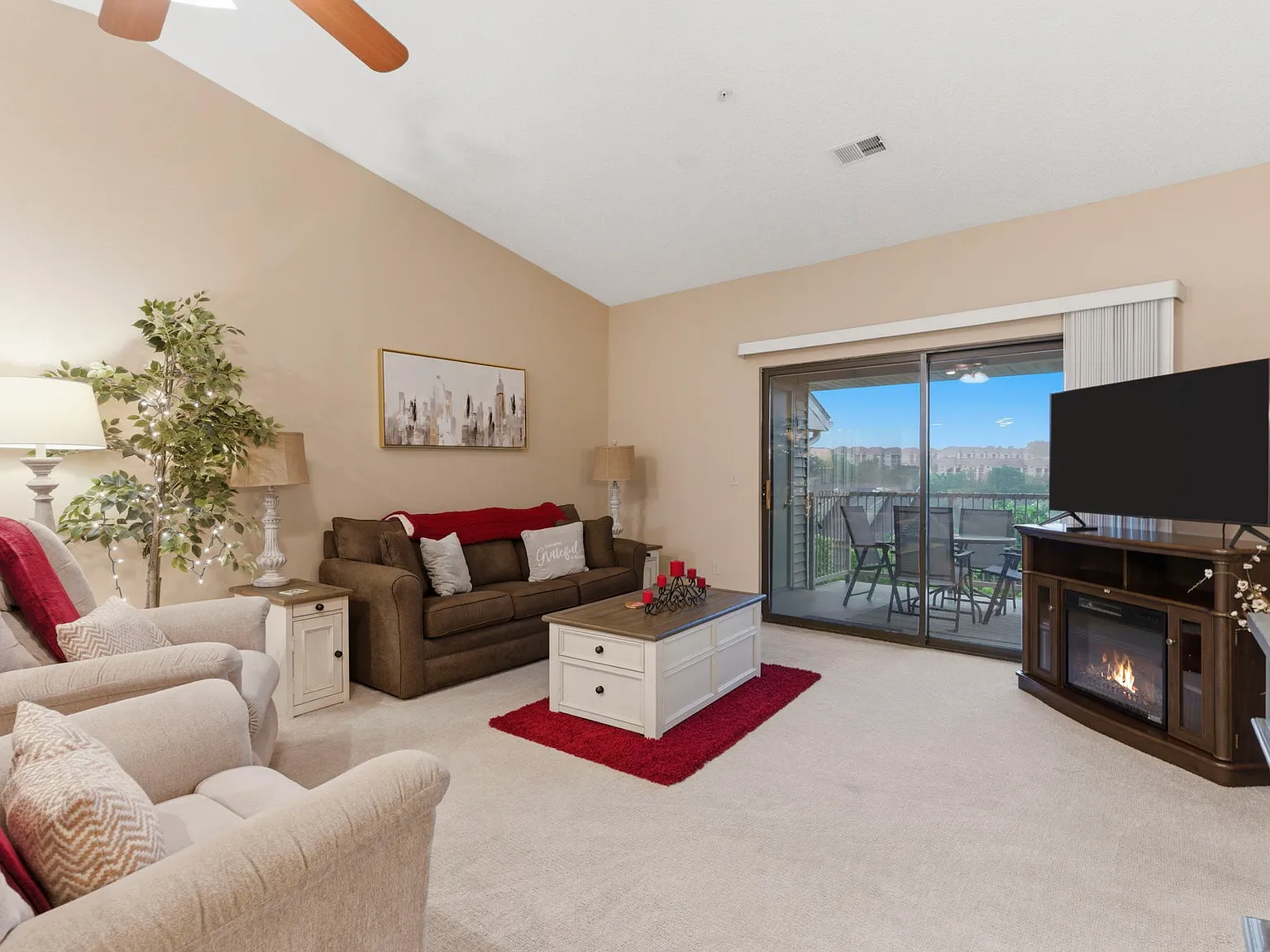 2 bed, 1376 sqft, $2,000 — Photo 2