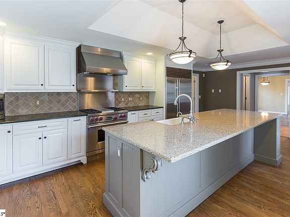 5th image of 101 Woodland Way
