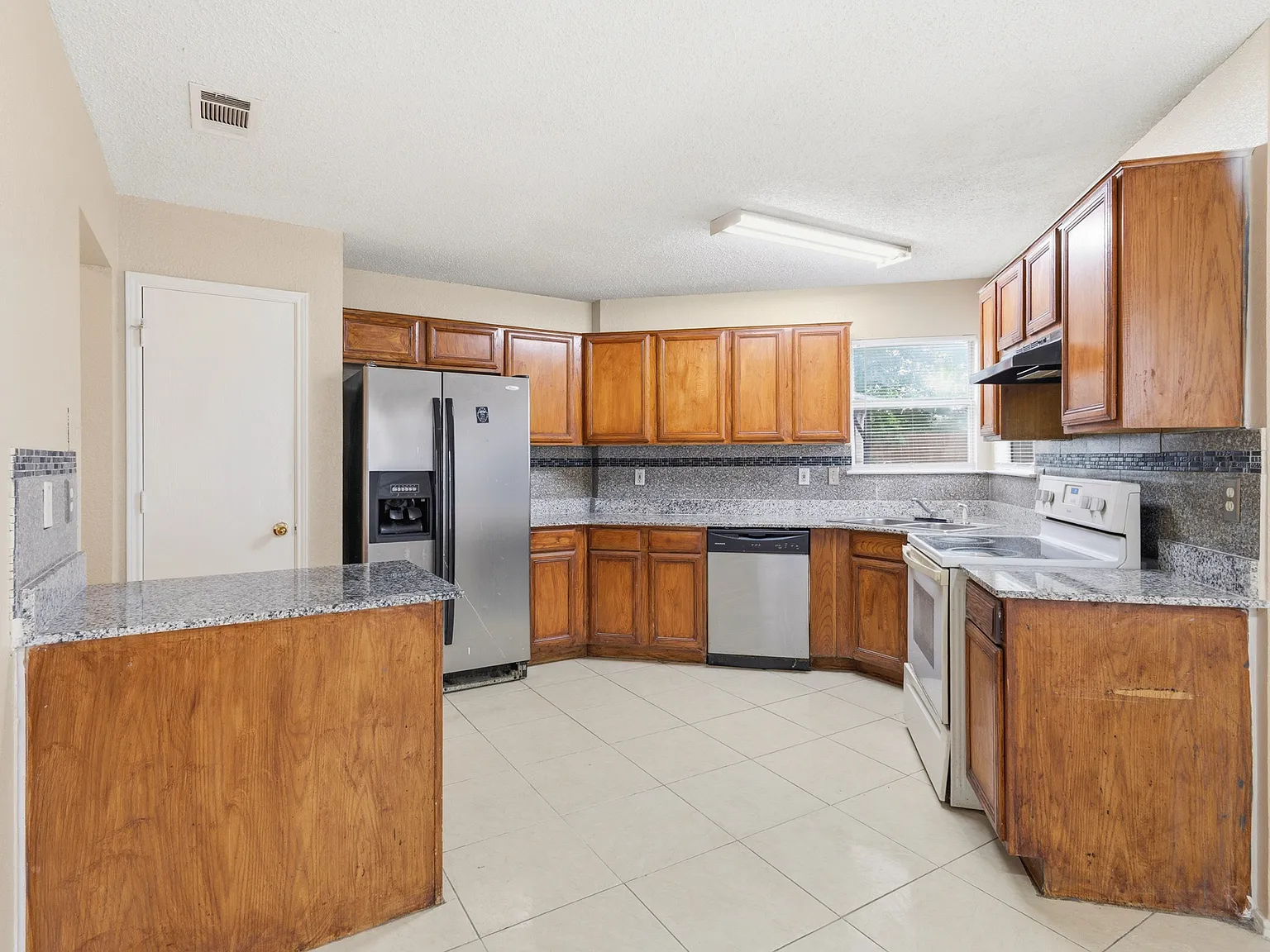 4 bed, 1744 sqft, $2,300 — Photo 4