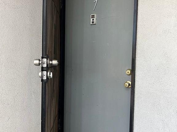 4th image of 4884 Axtell St #7