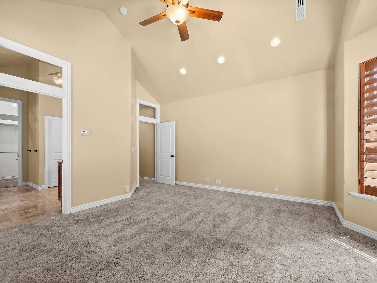 6 bed, 4703 sqft, $5,200 — Photo 3