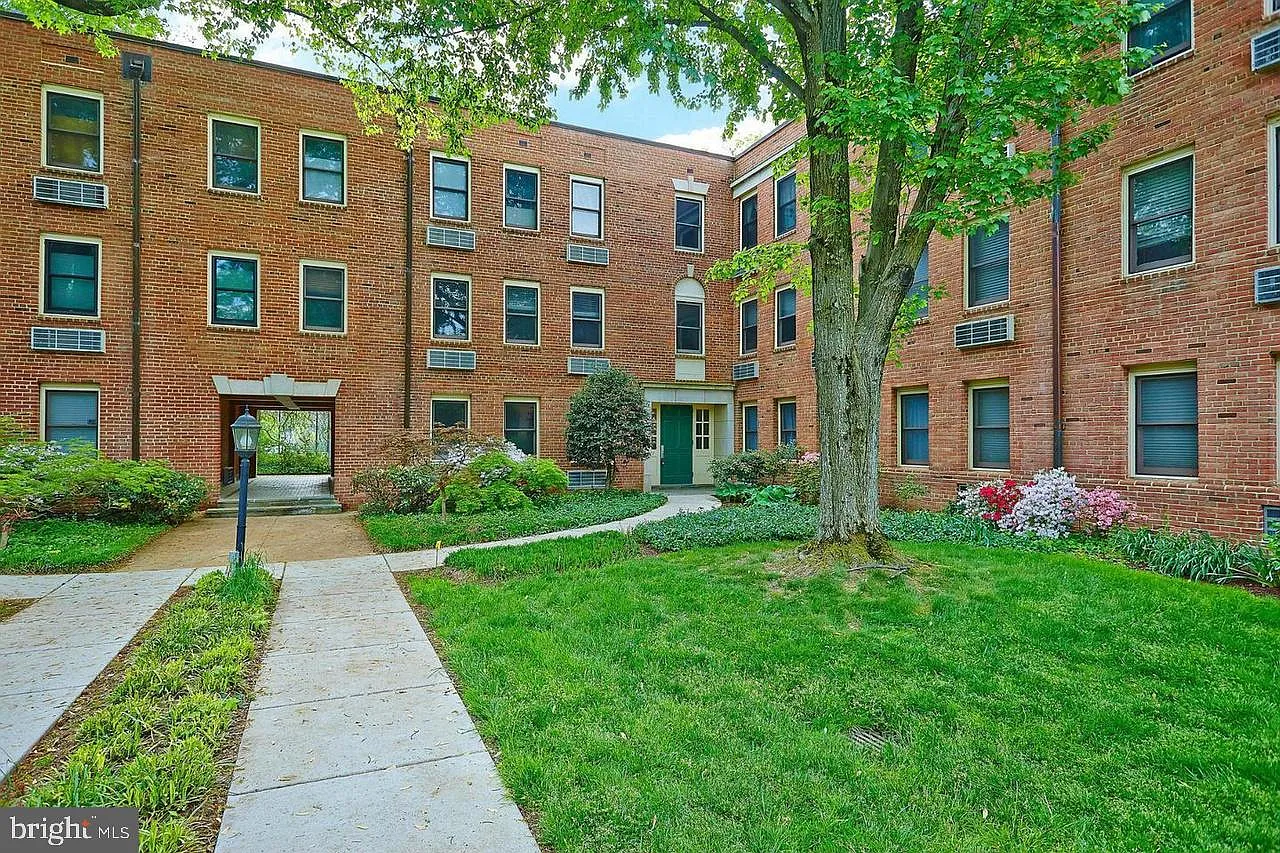 4822 Chevy Chase Dr — Photo 1