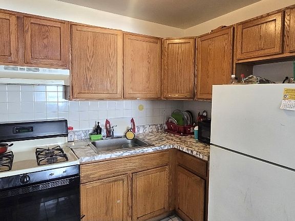 5th image of 908 Belmont Ave #1B