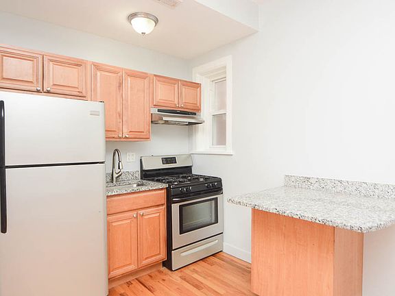 3rd image of 7456 N Greenview Ave APT 2C