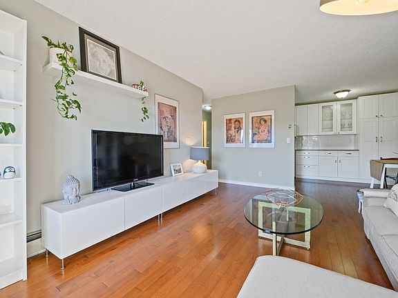 3rd image of 998 W 19th Ave #405