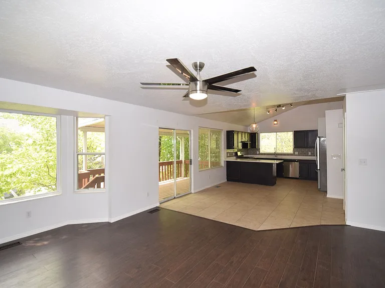 572 E Thatcher Way — Photo 7