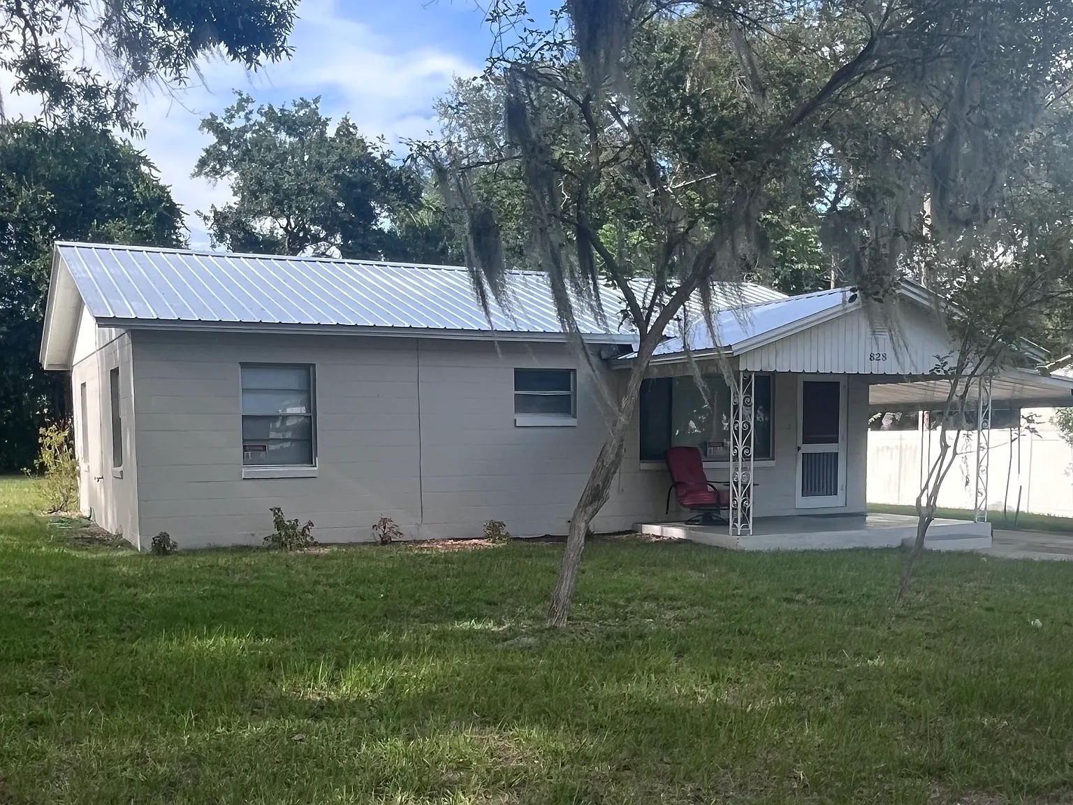 828 Lakehurst St — Photo 1