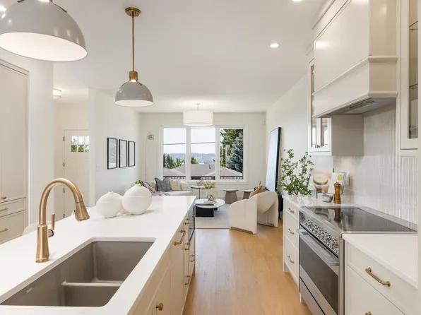 903 Edgar Ave #103, Coquitlam, BC V3K 2K1