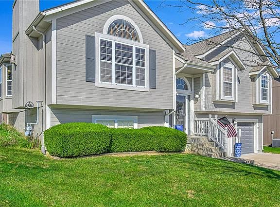 2nd image of 1008 NE Scenic Ct