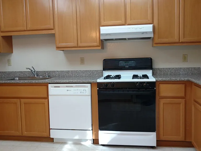 22065 Hathaway Ave — Photo 7