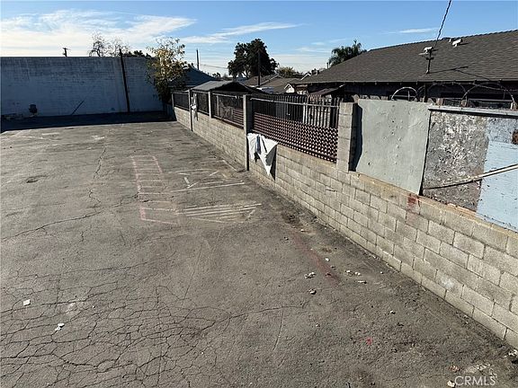 4th image of 1284 E 3rd St #21