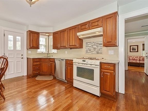 4th image of 40 Sheridan Ave
