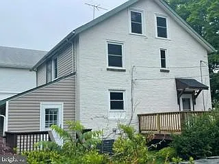 3 bed, 1.0 bath, 1138 sqft, $2,400 — Photo 3