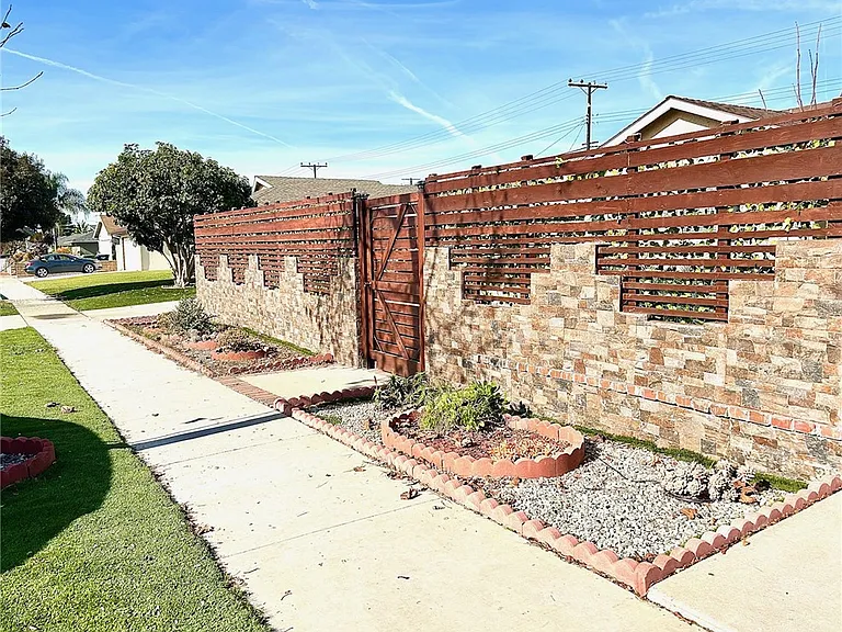 6131 Glenwood Dr — Photo 16