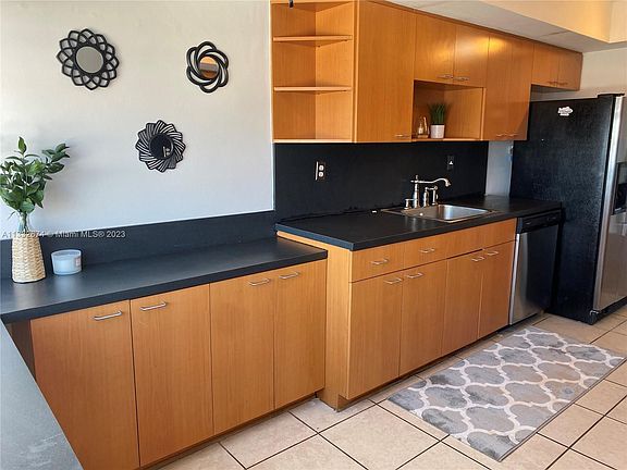 2nd image of 18021 Biscayne Blvd APT 1804