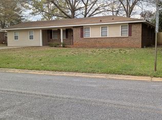 304 Scarborough Rd, Warner Robins, GA 31093