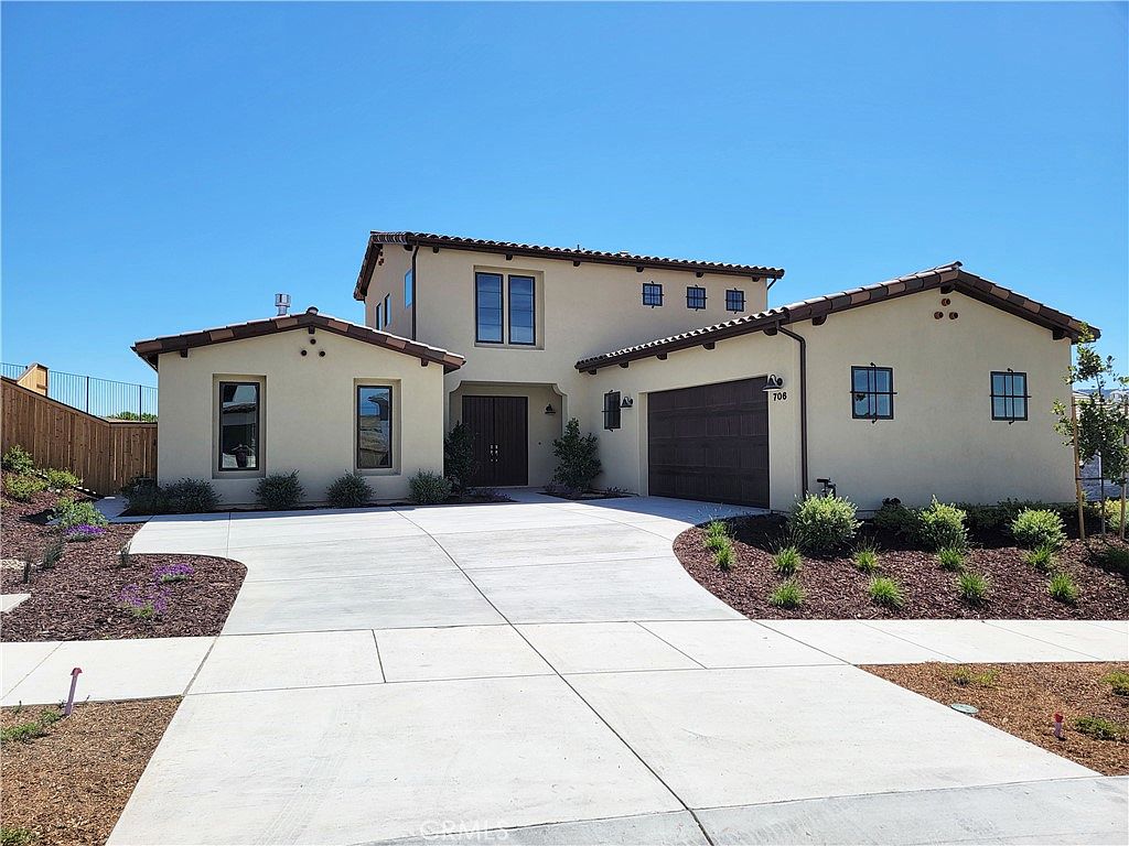 706 Manor Ln
