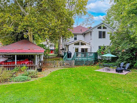 5th image of 304 Parkdale St