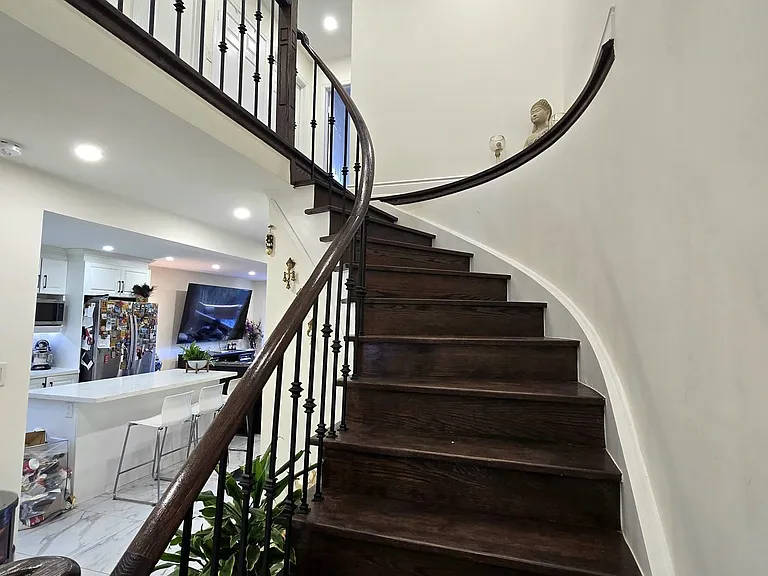 11 Radford Cres #MAIN FLR — Photo 10