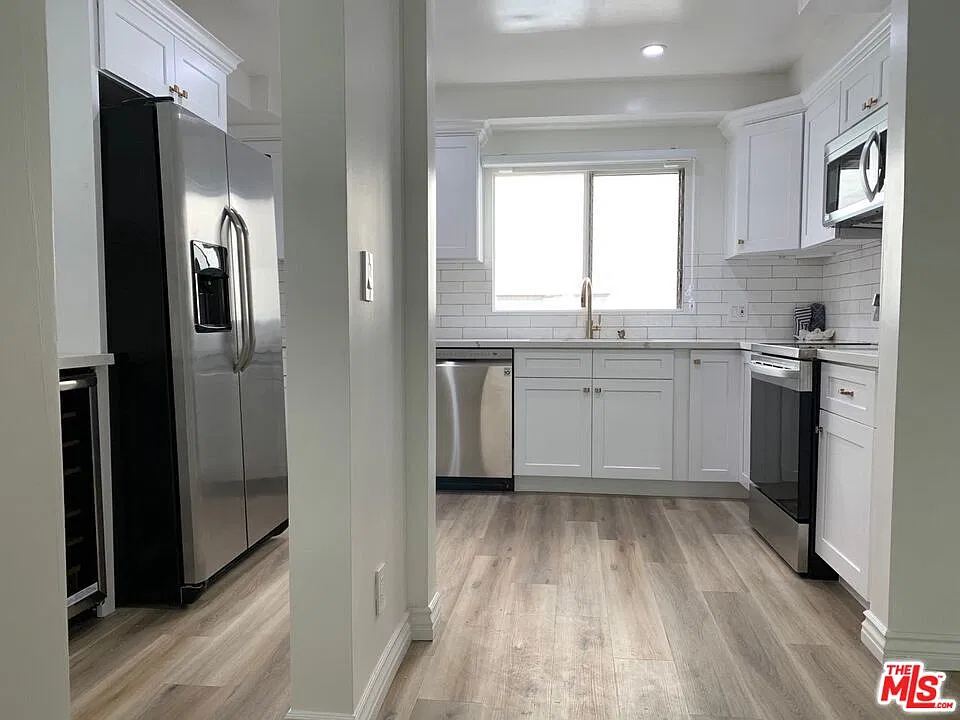3 bed, 3.0 bath, 7952 sqft, $4,700 — Photo 2