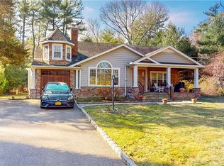 6 Woodedge Dr, Dix Hills, NY 11746