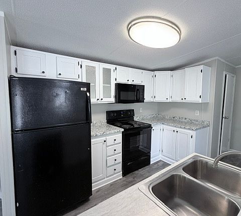 Tons of kitchen cabinets & storage