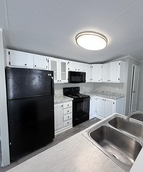 Tons of kitchen cabinets & storage