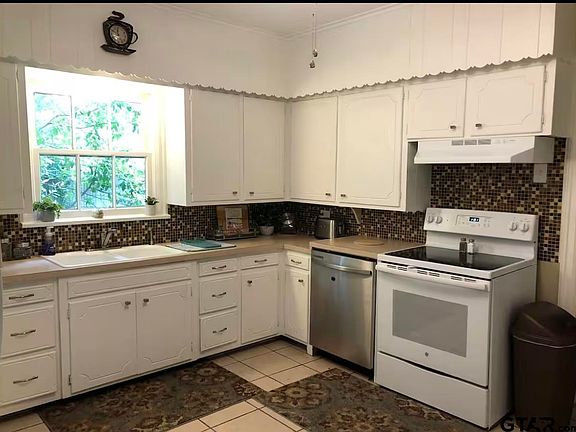 5th image of 600 E Lake St
