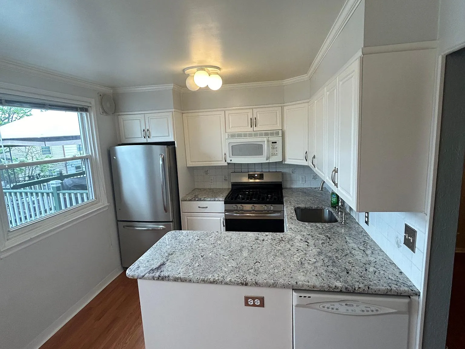 3 bed, 2049 sqft, $2,500 — Photo 3