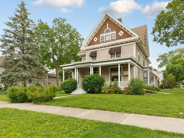 206 6th St NW, Faribault, MN 55021