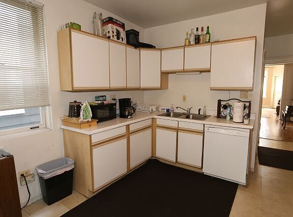 2nd image of 1526 W Nelson St #G05c