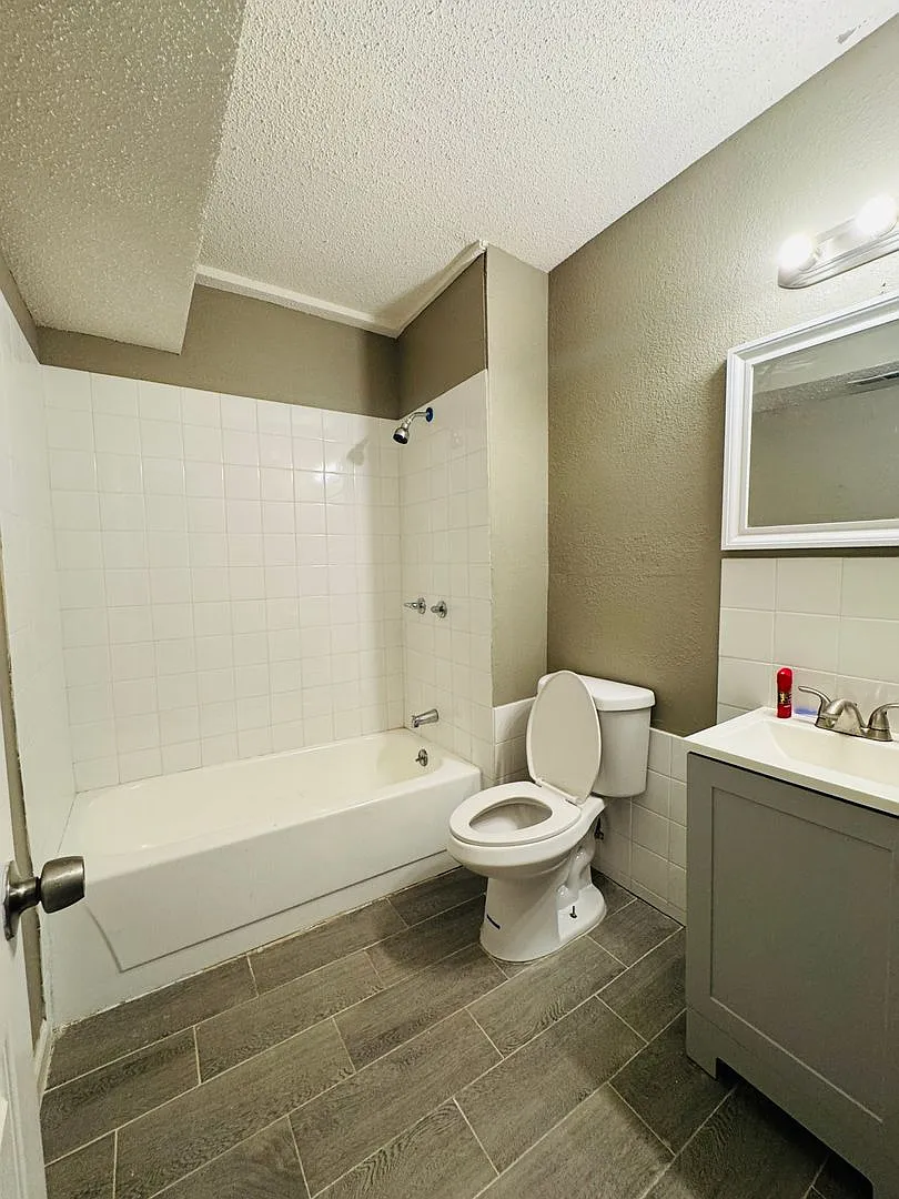 Benton Blvd 2-Bed — Photo 4