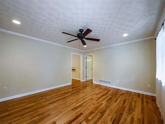3rd image of 127 Bascomb Dr