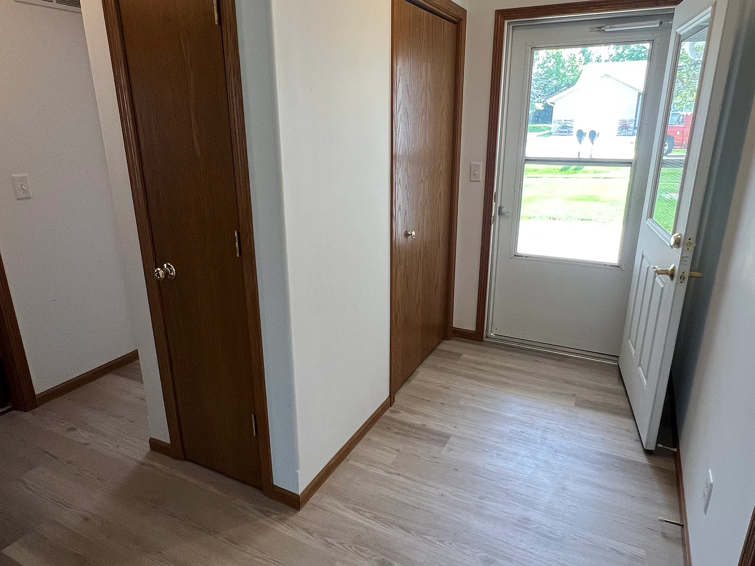 503 Larkspur Ln — Photo 3