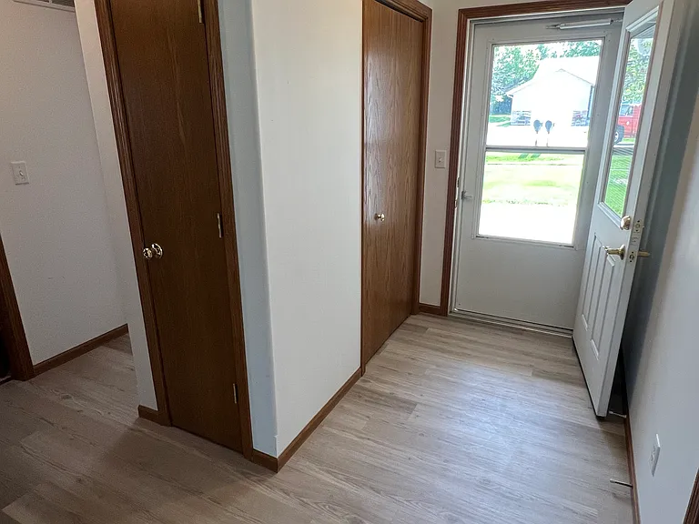 503 Larkspur Ln — Photo 3