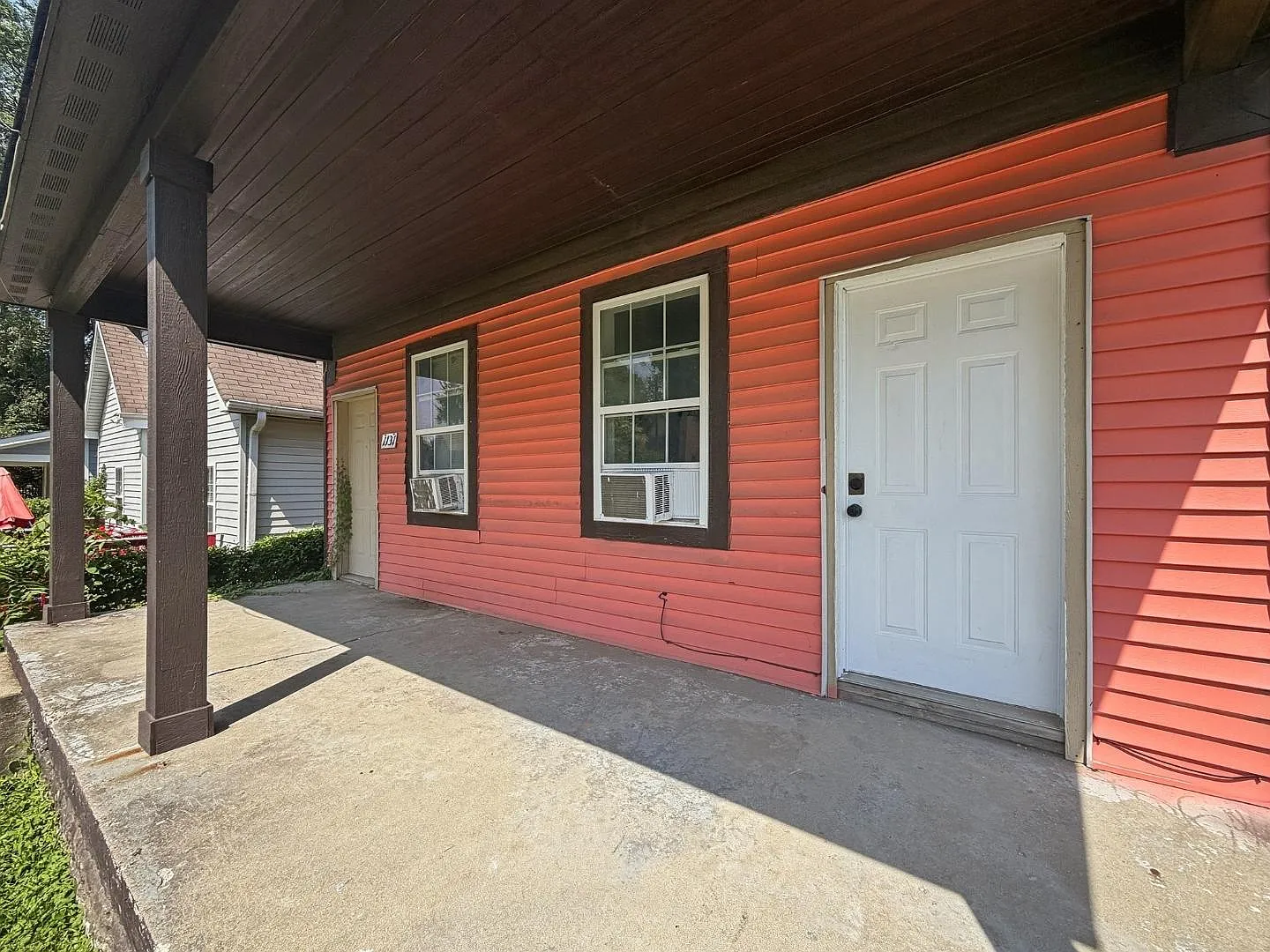 1129 N Pershing Ave — Photo 2