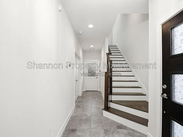 849 Fisher St #D — Photo 3