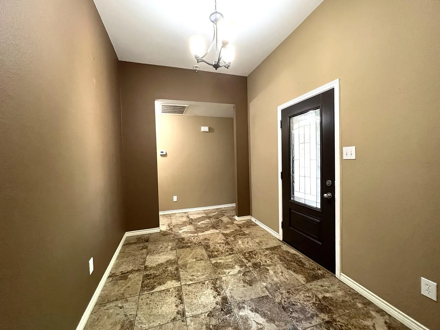 3 bed, 1917 sqft, $2,550 — Photo 3
