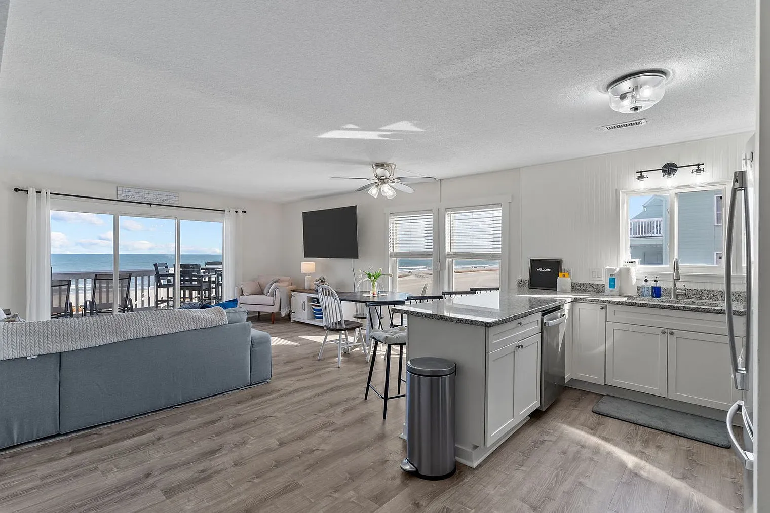 2 bed, 2.0 bath, 947 sqft, $5,661 — Photo 2