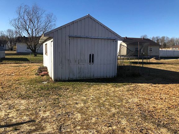 3rd image of 1306 Cherry Ln