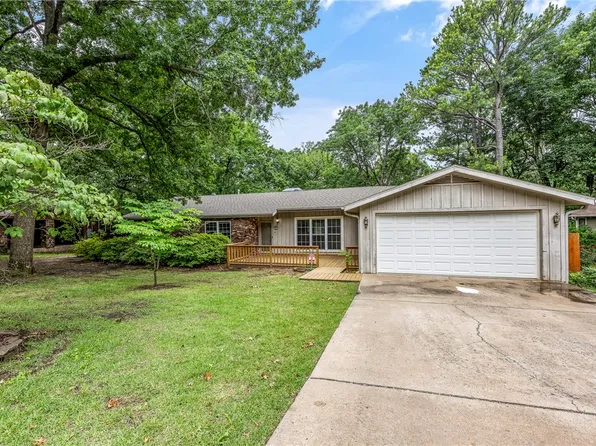 755 N Cedarwood Ave, Fayetteville, AR 72701