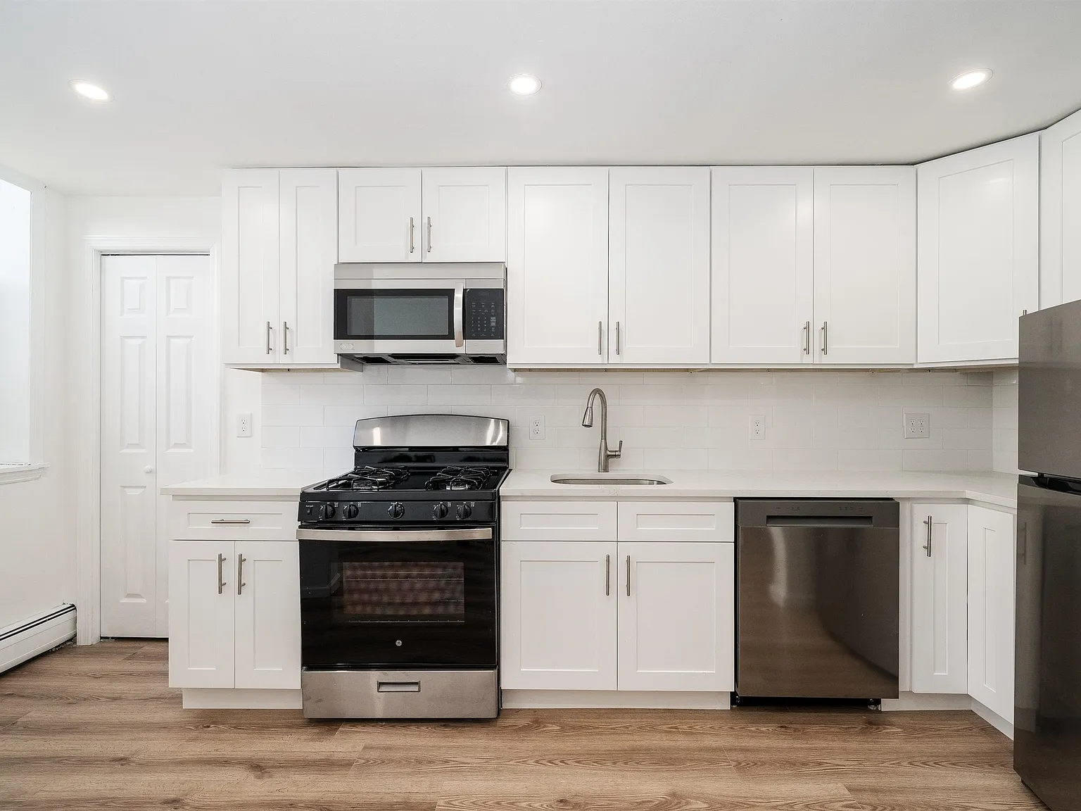 3 bed, 2.0 bath, $5,200 — Photo 2