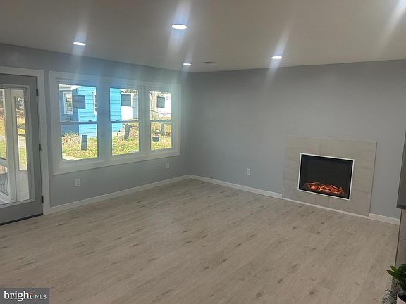 4th image of 4052 Locust Ln
