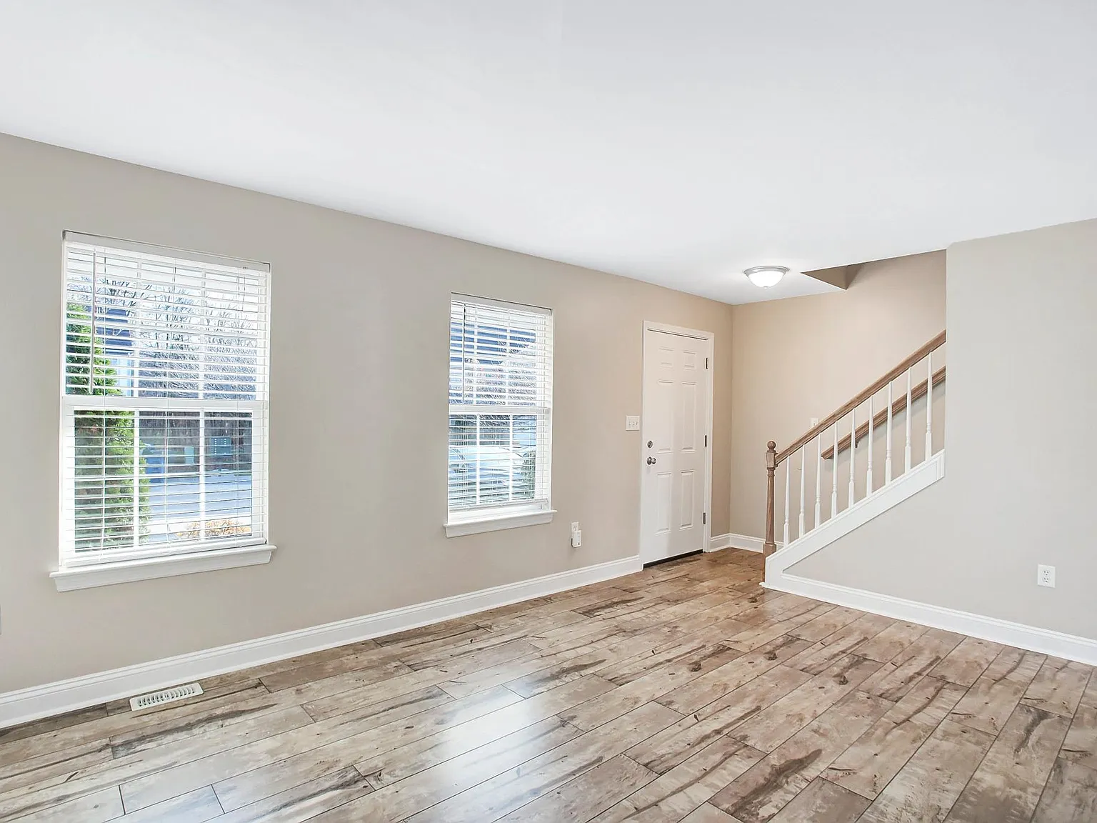 3 bed, 2.5 bath, 1400 sqft, $2,299 — Photo 2